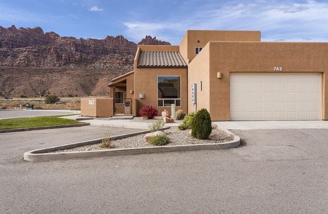 Amazing Redrock Views | Near National Parks | Pool Hot Tub