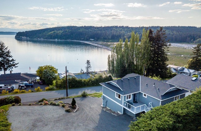 Amazing Sunset/Whale/Water Views/2 Fire Pits/AC/Lots of Games and more!