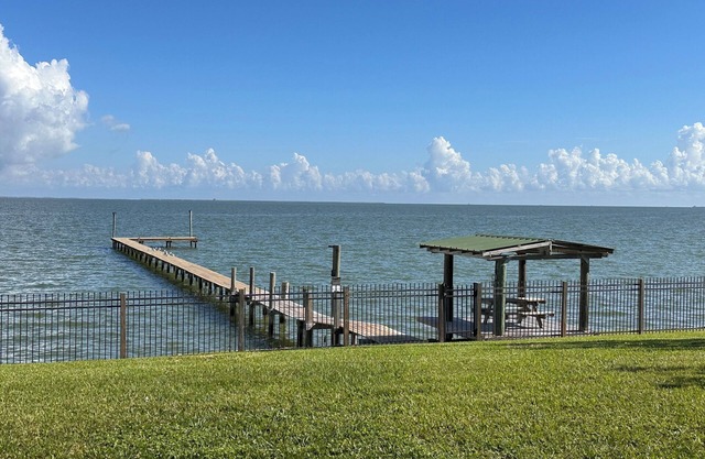 Amazing sunsets! 6 person hot tub & private 270’ lighted fishing pier!