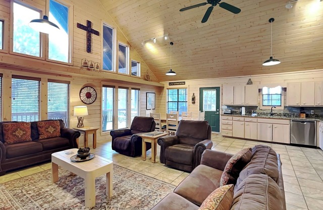 Amazing view! Cozy fireplace, covered hot tub, w. bonus loft
