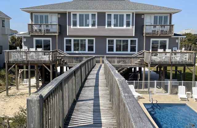 AMAZING VIEWS! Beachfront Home-10 bedrooms-at The Point and a private POOL!