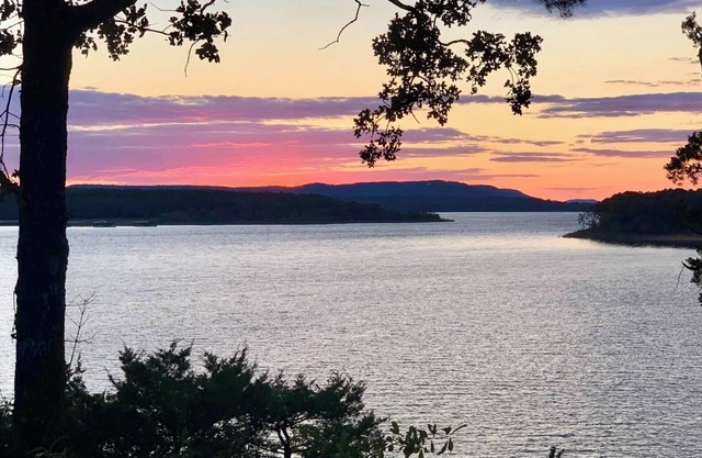 Amazing Views! “Heber Sunsets” Lakefront w/access. 4 bdr, 3 king beds, 3 bath.