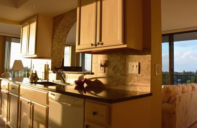 AMAZING VIEWS of Siesta Key Beach and Gulf. 5th floor corner unit 2br/2ba