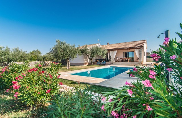 Amazing Villa Lorraine with a private pool and big garden for enjoyable gateway