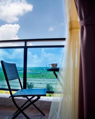 Amibao Resort每間房有獨立陽台 獨立衛浴有電梯可搭乘 自行入住 訂房後請留意訂房平台訊息 會將入住資訊與停車位置傳送在訊息裡