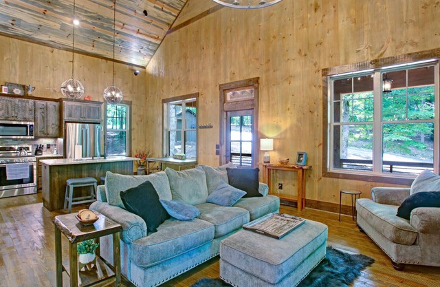 Among The Stars-Single Floor Modern Luxury Cabin, Fire Pit, Large Kitchen