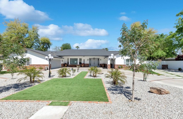 Ample and cozy Phoenix central corridor home with pool and equipped gym.