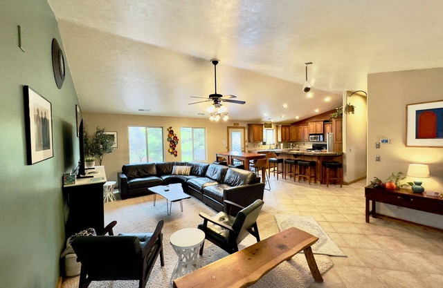 AMZG Views, Walkable, Clean & Spacious 3 bdrm w/PATIO, right downtown! Sleeps 8