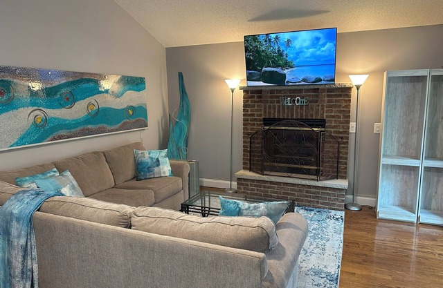 An Artist Home and Gallery - 3-Bedroom Home - Newly Renovated