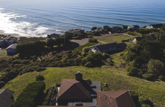 An Artist's Retreat Overlooking the Pacific