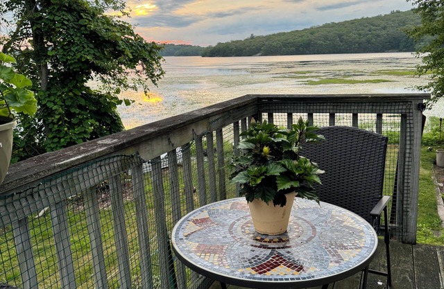 An Artistic Lake House, Spacious 3-bedroom house with , fitness room in Monroe