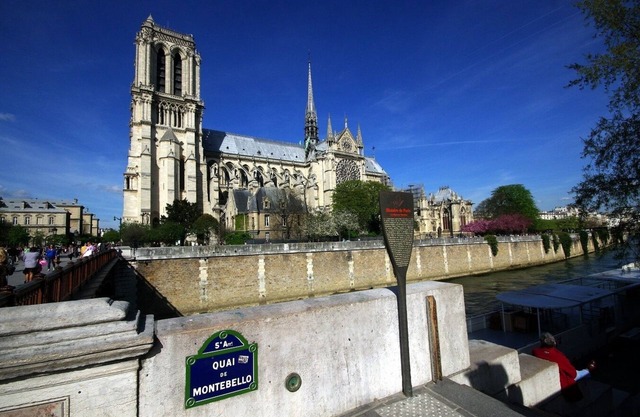 AN EXCEPTIONAL RESIDENCE WITH NOTRE-DAME & SEINE VIEW IN A HAUSSMANNIAN BUILDING