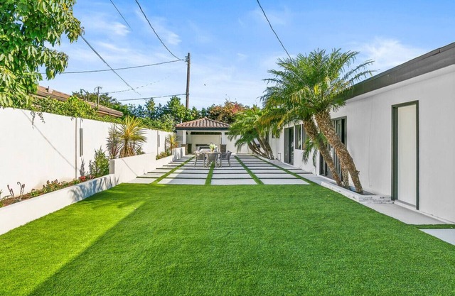 AN12-ST1- Modern Home w/ hot tub