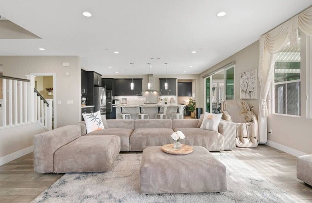 AN18 - LuxuryHome w/Theater/Gameroom/Jacuzzi