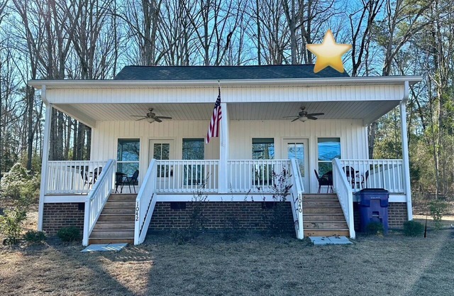 Anchor’s Away - Lake View - Walk to Marina, Beach, Food & Live Music!