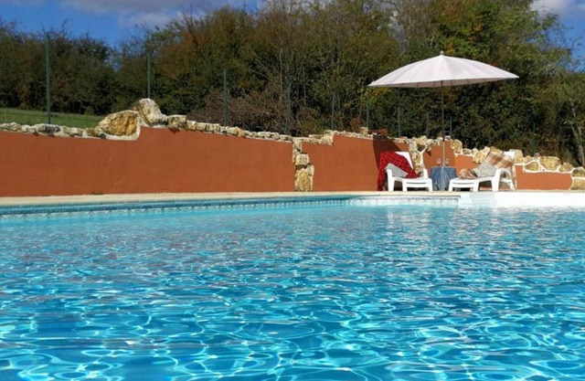 Ancien moulin avec piscine, terrasse, jardin privatif et petite île - près des étangs de la Brenne - FR-1-591-159