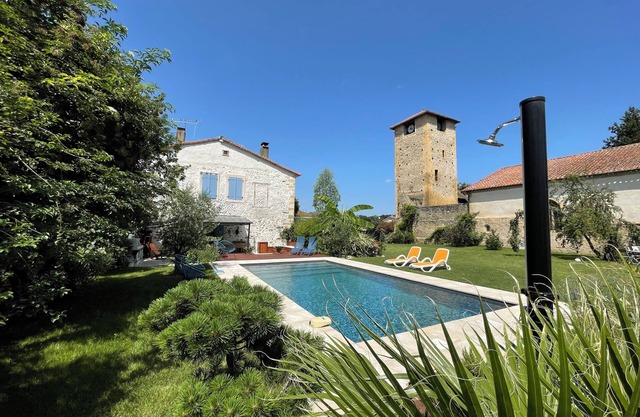 Ancien Presbytère du 17eme sur 1750 m2 de Jardin