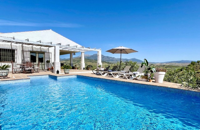 Andalusian private villa with pool and Views, A/C & Wifi
