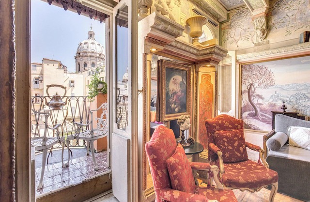 Antique Baroque Apartment in the center of Rome with a balcony view