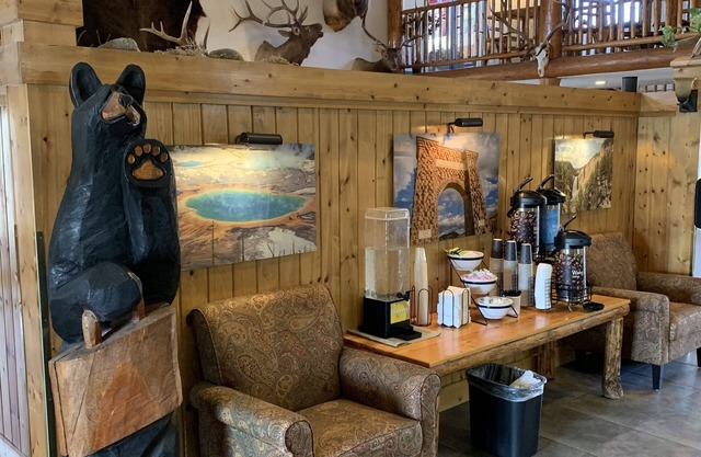 Antler Lodge - Gardiner MT