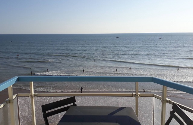 Apartment facing the sea and dune, 2 balconies, sunny, private parking