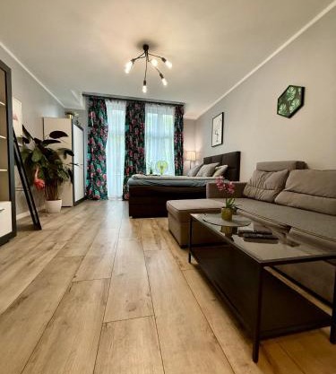 Apartament FLAMING DeLuxe z balkonem w centrum naprzeciwko PKP PKS - self check in - darmowy parking - późne wymeldowanie do 12 - wystawiamy FV