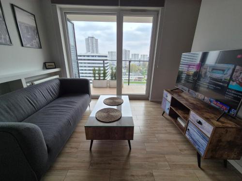 APARTAMENT WŚRÓD 1000cy ŚWIATEŁ - z parkingiem w hali garażowej- duży balkon z leżakami - piekny widok nocą na panoramę Tysiaclecia