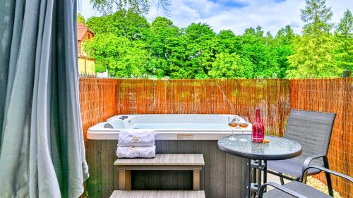Apartament z prywatnym jacuzzi przy deptaku by Royal Aparts Holiday Mountain Residence