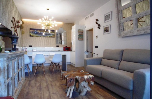 Apartamentos LOLA y MANUELA en primera línea playa Carihuela con excelente Terraza-jardin de 80 m2 frente al Mar con aparcamiento privado Ideal para descansar oyendo las olas del Mar