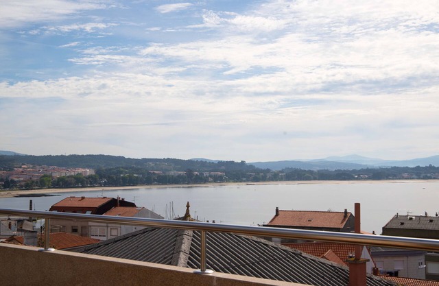 APARTAMENTOS TERRAMAR nCon vistas al mar cerca de la playa en la ría de Arousa