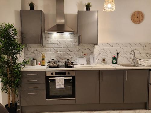 ApartHotel Flat 1 - 10 min to centre by Property Promise