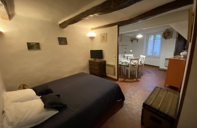 Apartment with queen-size bed 160, close to shops, between sea and mountains