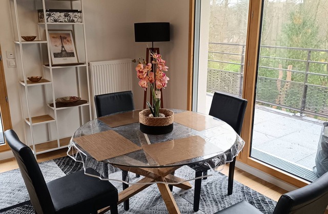 Apartment 'Chez Sibylle Chevreuse Saclay' with Balcony, Wi-Fi and Air Conditioning