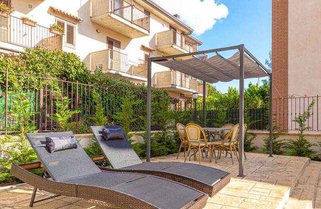 Apartment with large garden with barbecue, deck chairs and gazebo (Usignolo)