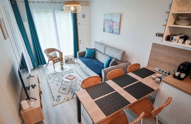 Apartment 2 steps from Honfleur, swimming pool and terrace