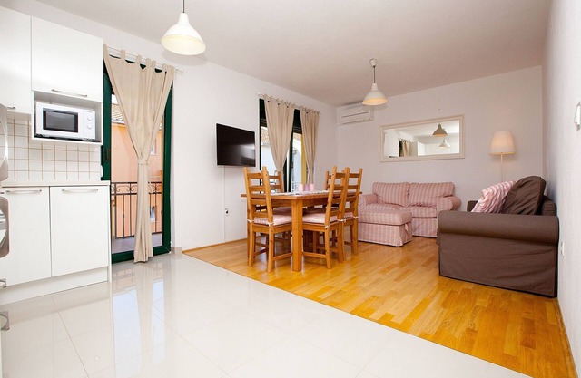 Apartment 4 + 2 with two bedrooms, wifi, private parking, near the beach