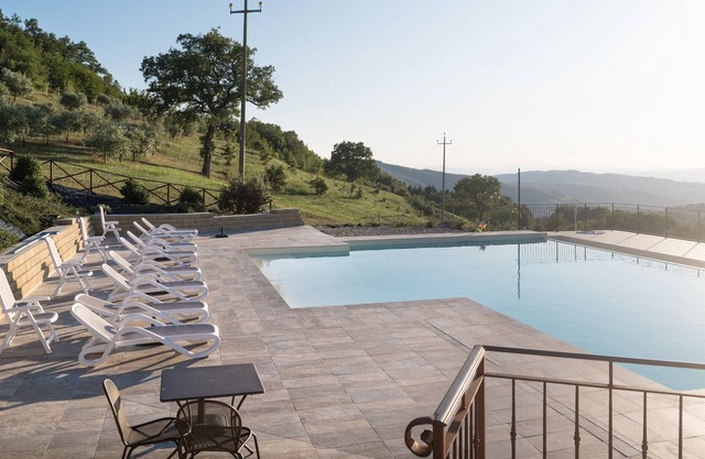 Apartment 4 beds, private bathrooms and swimming pool surrounded by the greenery of Assisi