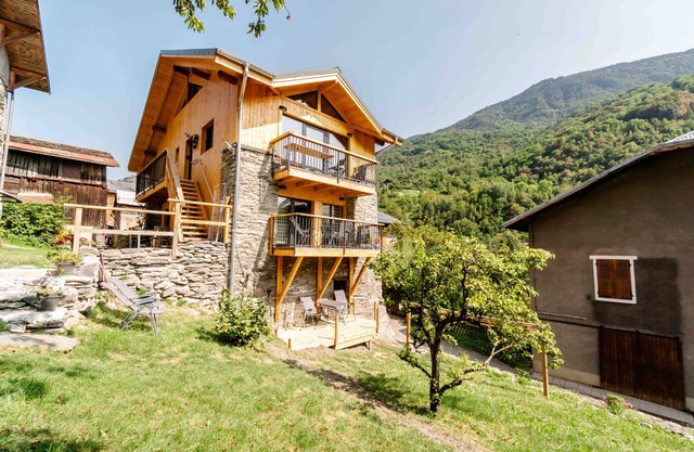Apartment 'Agréable 3 Étoiles App 4' with Mountain View, Wi-Fi and Air Conditioning