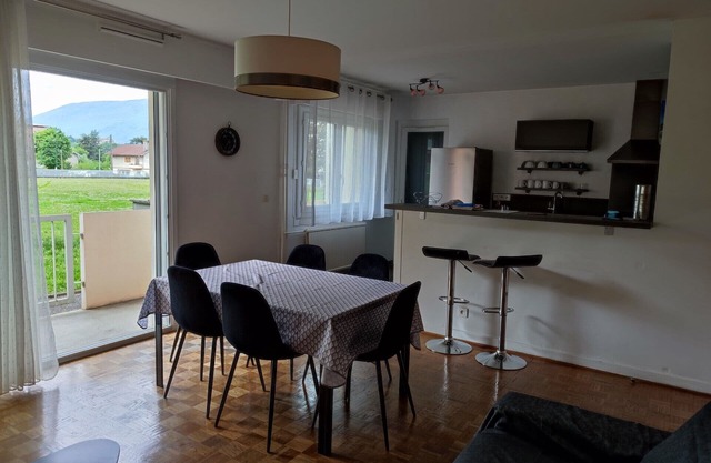 Apartment between city and lake, near shops