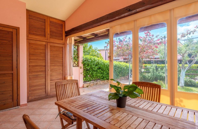 Apartment 'Casa Papaya' with Shared Pool, Wi-Fi and Air Conditioning
