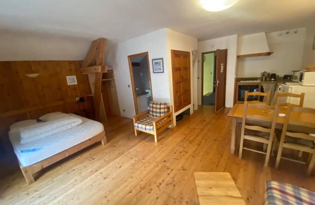 Apartment 'Chez Bérangère Au Chalet De Segure' with Mountain View, Shared Garden and Wi-Fi