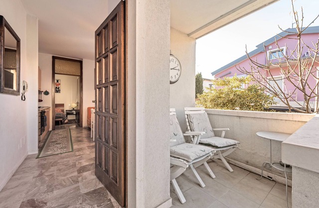 Apartment 'Desenzano Bilocale Con Posto Auto' with Shared Garden