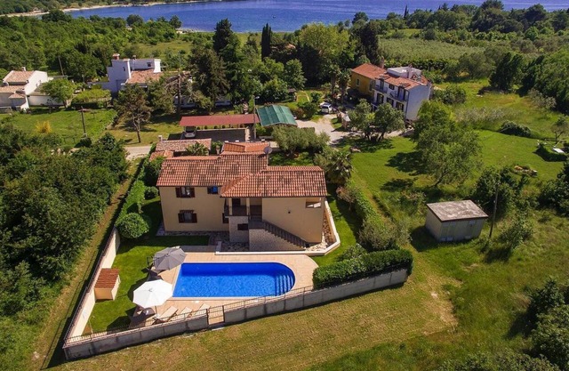 Apartment for 5 persons with common pool 4,5 km from Poreč city center