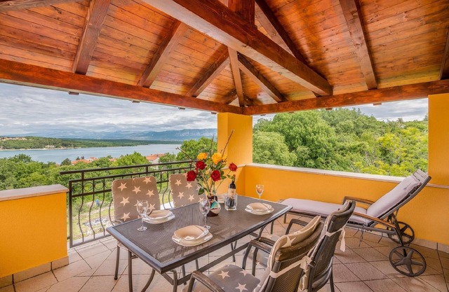 Apartment for 5 persons approx. 60 qm in Soline, Kvarner Bay (Krk)