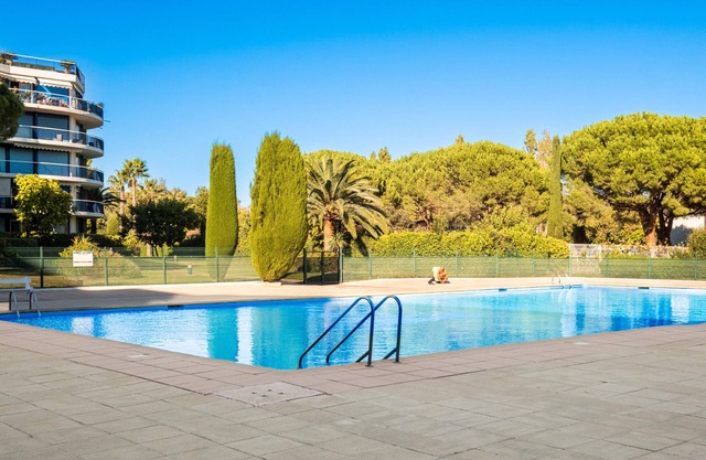 Apartment 'Pretty Flat in The Sun' with Mountain View, Shared Pool and Air Conditioning