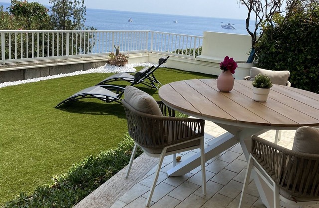 Apartment with garden by the sea, 5 min walk to the beach, only 2km from Monaco