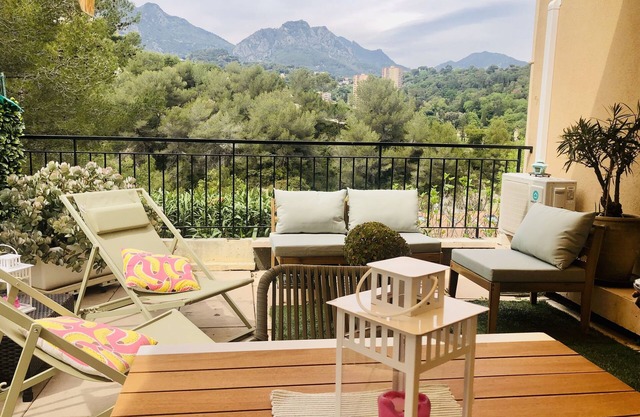 Apartment with beautiful terrace, swimming pool & parking, 5 min from beach
