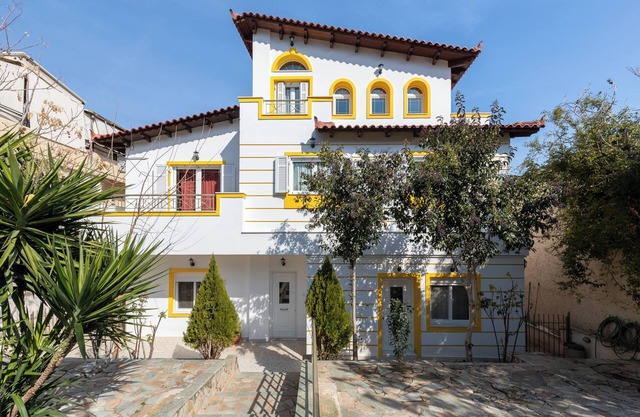 Apartment 'Golden Seaside House number 2' with Sea View, Garden & Wi-Fi
