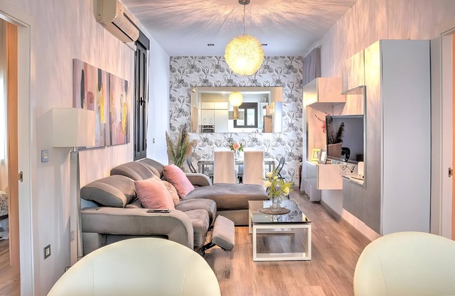 Apartment 'Gran Plaza Luminoso' with Balcony, Wi-Fi and Air Conditioning