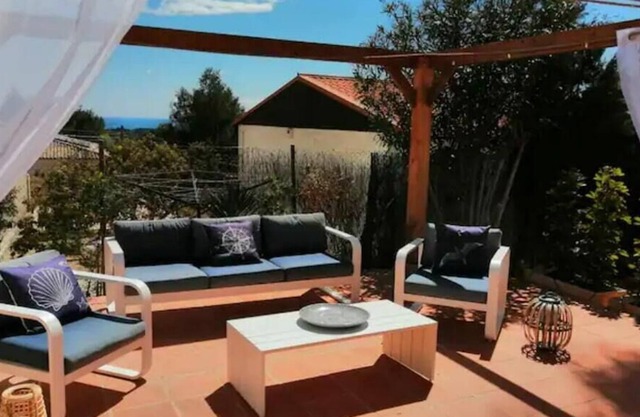 Apartment 'House of Barnaby' with Sea View, Shared Pool, A/C & Wi-Fi